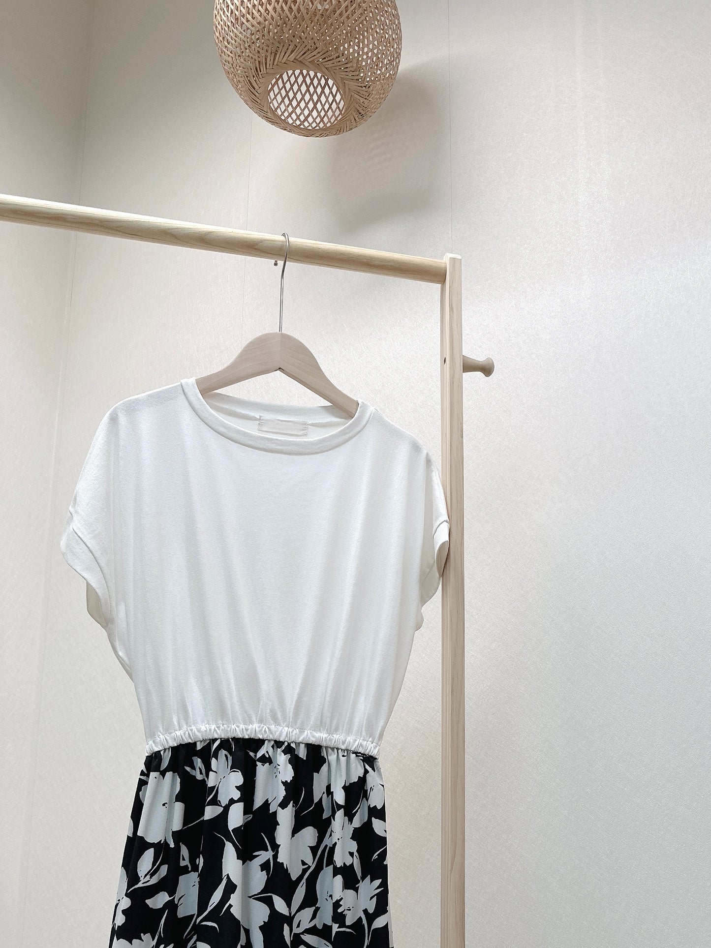 AF9002一件式白花圖騰連身裙